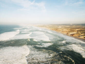 Portugal, Peniche, Luftaufnahme der zerklüfteten Meeresküste - DCRF00002
