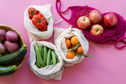 Eco-friendly reusable mesh bags with fresh green peas, tomatoes, apples and clementines - GEMF03448