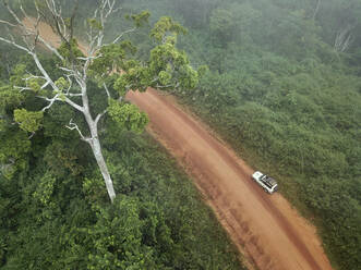 Gabun, Mikongo, Luftaufnahme von 4x4 Auto geparkt auf unbefestigter Straße in der Mitte des Dschungels - VEGF01596