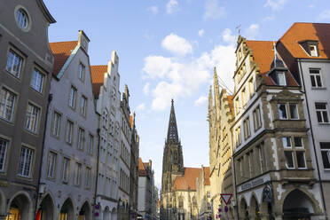 Deutschland, Nordrhein-Westfalen, Münster, Turm der St. Lambertskirche zwischen Wohnhauszeilen am Prinzipalmarkt - WIF04199