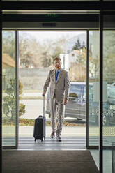 Businessman entering hotel - ZEDF02945