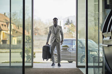 Businessman entering hotel - ZEDF02948