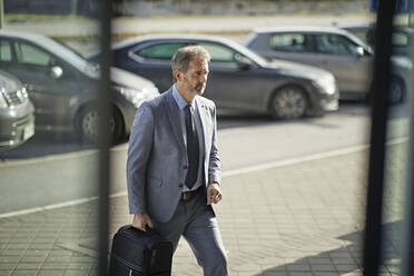 Businessman entering hotel - ZEDF02951