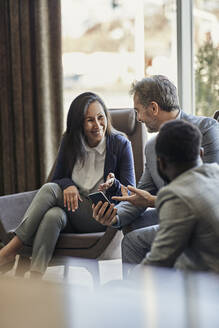 Geschäftsleute bei einem Treffen in der Hotellobby - ZEDF02974