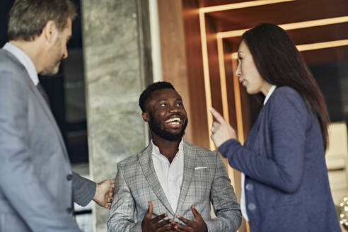 Business people meeting in hotel lobby - ZEDF02998