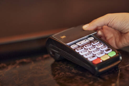 Kontaktloses Bezahlen mit Kreditkarte - ZEDF03002