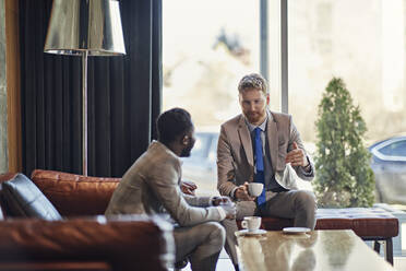 Zwei Geschäftsleute machen eine Kaffeepause in der Hotellobby - ZEDF03031