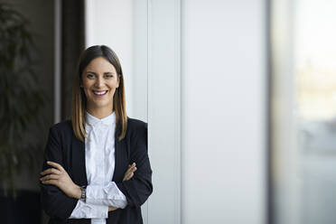 Portrait of a smiling businesswoman - ZEDF03080