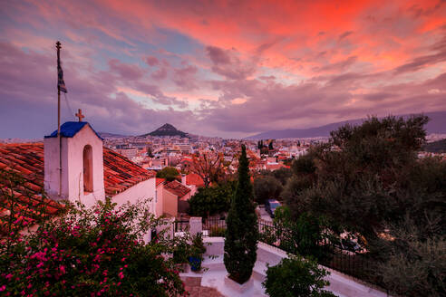 Blick auf den Lycabettus-Hügel vom Anafiotika-Viertel in Athen. - CAVF75548