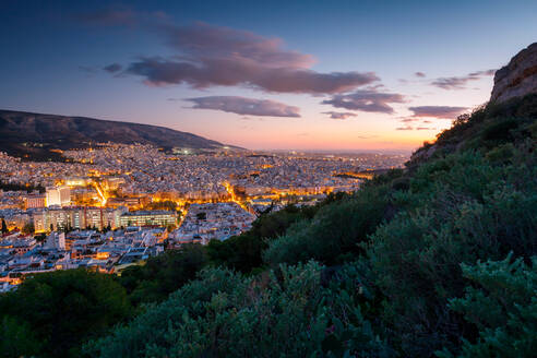 Blick auf Athen vom Lycabettus-Hügel bei Sonnenuntergang, Griechenland. - CAVF75550