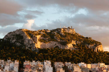 Blick auf den Lycabettus-Hügel vom Strefi-Hügel in Exarchia, Griechenland. - CAVF75552