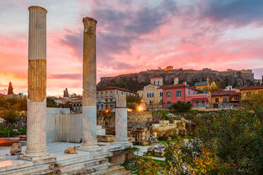 Überreste der Hadriansbibliothek und der Akropolis in der Altstadt von Athen. - CAVF75554