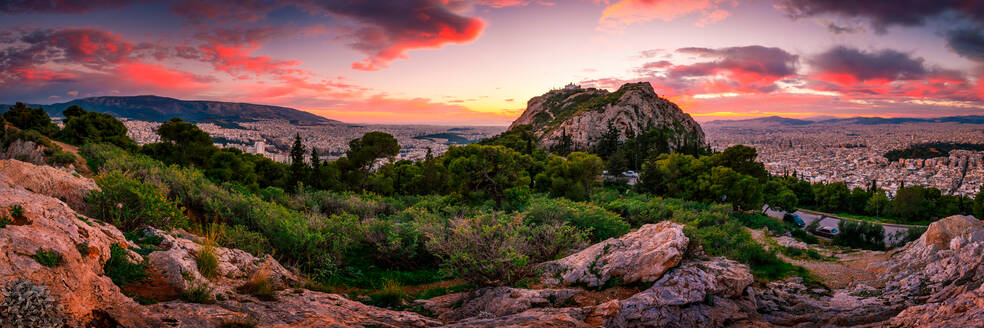 Blick auf Athen vom Lycabettus-Hügel bei Sonnenuntergang, Griechenland. - CAVF75556