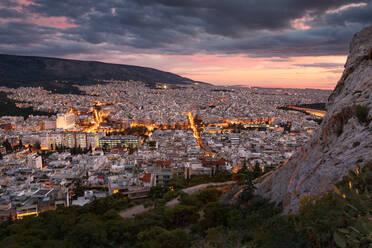Abendlicher Blick auf Athen vom Lycabettus-Hügel, Griechenland. - CAVF75557