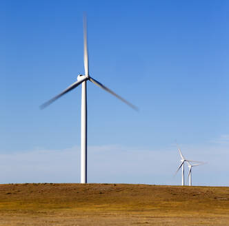 Windturbinen in Colorado vor blauem Himmel - CAVF75606