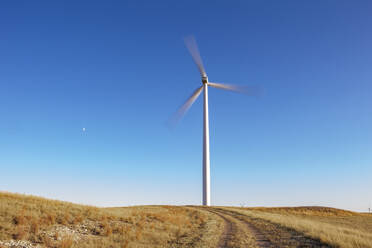 Windturbine in Bewegung gegen blauen Himmel - CAVF75611