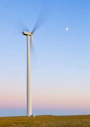 Windturbine in Bewegung gegen blauen Himmel mit Mond - CAVF75620