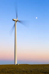 Windturbine in Bewegung gegen blauen Himmel mit Mond - CAVF75621