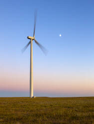 Windturbine in Bewegung gegen blauen Himmel mit Mond - CAVF75623