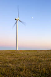 Windturbinen im Feld gegen blauen Himmel in der Abenddämmerung - CAVF75630