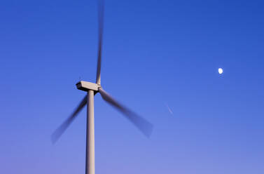 Windturbine gegen blauen Himmel und Mond - CAVF75634