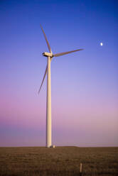 Windturbine im Feld gegen blauen Himmel in der Abenddämmerung - CAVF75635