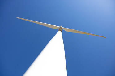 Windturbine vor blauem Himmel mit minimaler Sonneneruption - CAVF75651