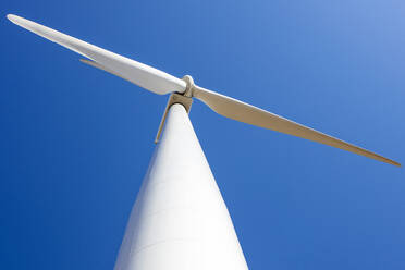 Windturbine gegen Blau aus niedrigem Winkel - CAVF75652