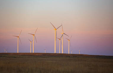 Windturbinen im Feld gegen den Sonnenuntergangshimmel - CAVF75658