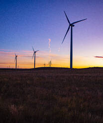 Windturbinen im Feld gegen den Sonnenuntergangshimmel - CAVF75664