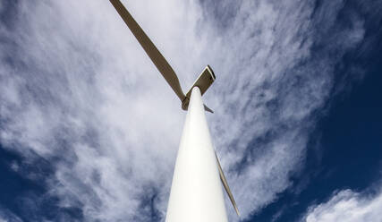 Windturbine niedriger Winkel gegen bewölkten blauen Himmel - CAVF75672