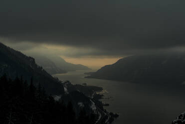 Der Columbia River schlängelt sich bei Nacht durch die Columbia Gorge. - CAVF75676