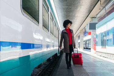 Elegante Frau auf Geschäftsreise im Zug - CAVF75688