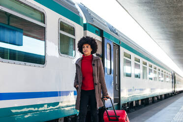 Elegante Frau auf Geschäftsreise im Zug - CAVF75693