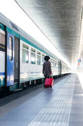 Elegante Frau auf Geschäftsreise im Zug - CAVF75694