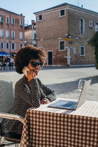 Junge Geschäftsfrau beim Telefonieren, lizenzfreies Stockfoto