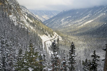 Highway durch ein verschneites Bergtal - CAVF75779