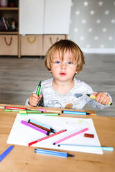 Little boy drawing with felt-tip pens - CAVF75859