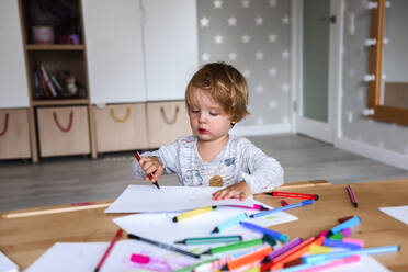 Little boy drawing with felt-tip pens - CAVF75861