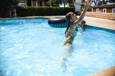 Kleines Mädchen schwimmt im Pool - CAVF75868