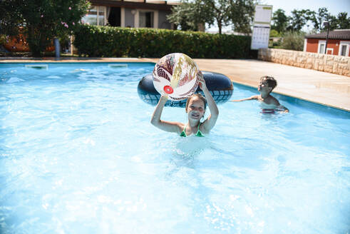 Kleines Mädchen schwimmt im Pool - CAVF75871