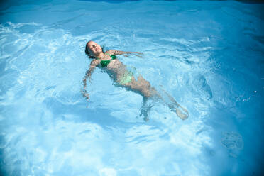 Kleines Mädchen schwimmt im Pool - CAVF75875