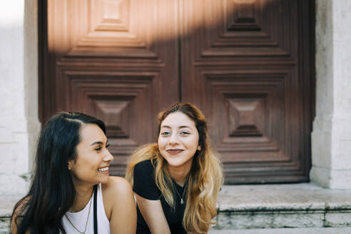 Porträt von zwei glücklichen jungen Frauen in der Stadt, Lissabon, Portugal - DCRF00018