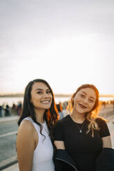 Porträt von zwei Freunden bei Sonnenuntergang, Lissabon, Portugal - DCRF00040