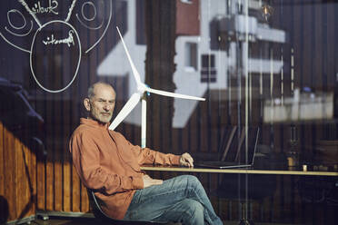 Senior engineer sitting in his environmentally friendly office - MCF00562