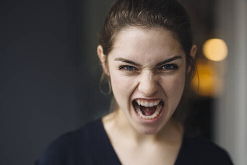 Portrait of screaming young woman - KNSF07623