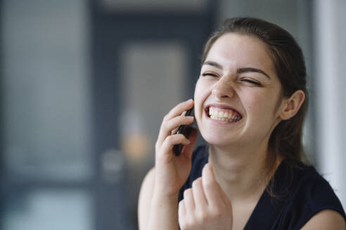 Porträt einer jungen Frau am Telefon - KNSF07647