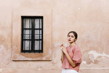Porträt eines Teenagers mit rosa Bluse - TCEF00208