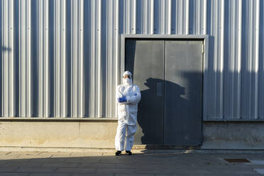 Female scientist wearing protective suit and mask - ERRF02730