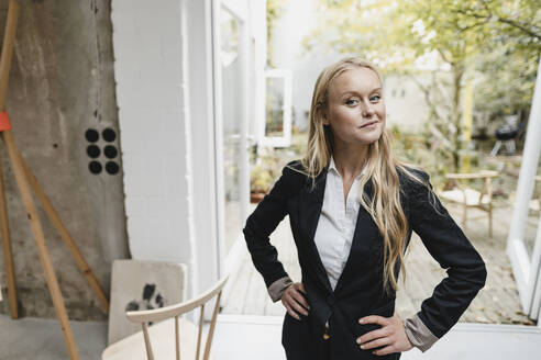 Portrait of a confident blond young businesswoman - GUSF03384